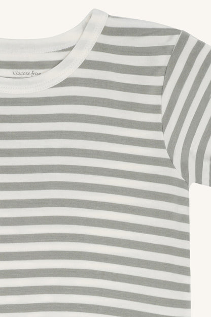 Detailansicht der Streifen auf dem mintgrünen Bambus T-Shirt Austin von Hust&Claire, Bärechind Winterthur, Zürich, Schweiz.