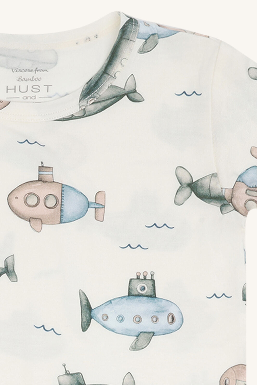 Detailansicht des U-Boot Prints auf dem Austin Bambus T-Shirt von Hust&Claire, Bärechind Winterthur, Zürich, Schweiz.