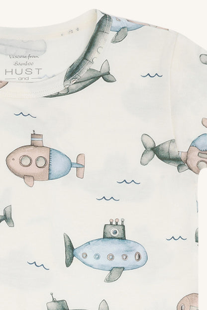 Detailansicht des U-Boot Prints auf dem Austin Bambus T-Shirt von Hust&Claire, Bärechind Winterthur, Zürich, Schweiz.