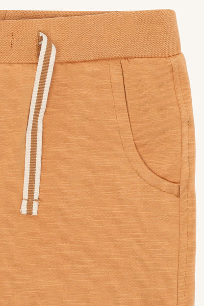 Detail der Baumwollhose Georgey von Hust&Claire mit verstellbarem Bund, Bärechind Winterthur, Zürich, Schweiz.