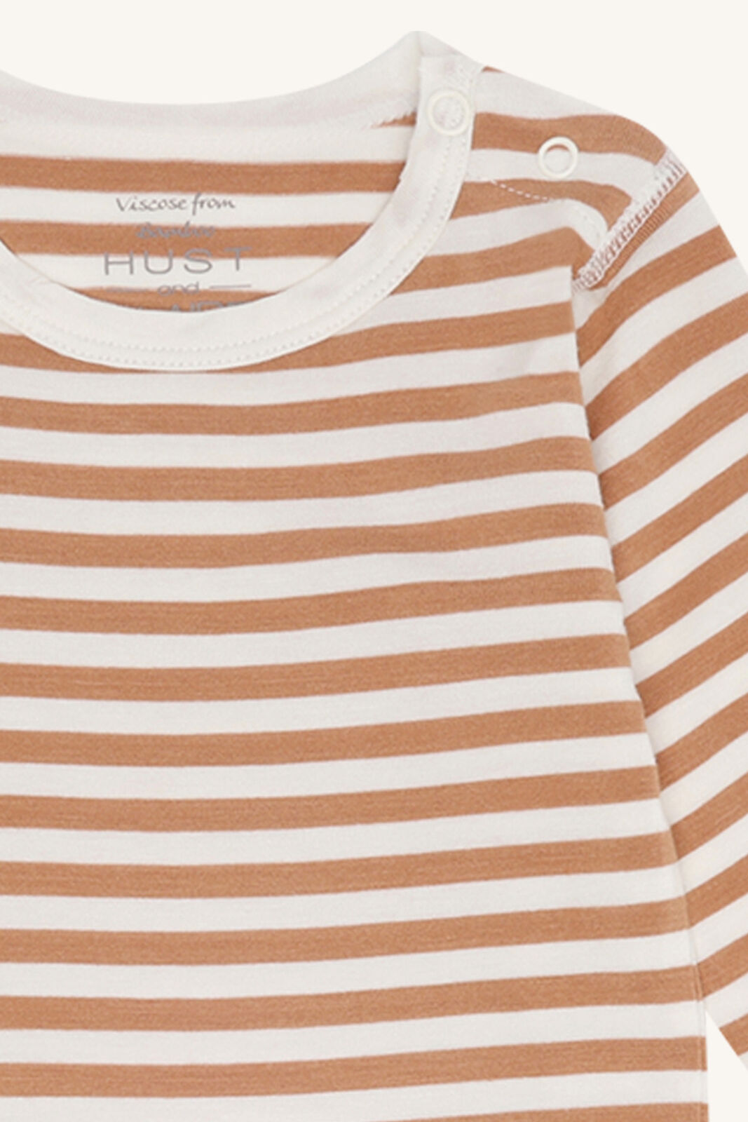 Detailansicht Hust&Claire Baby Body mit Terracotta Streifen im Bärechind Winterthur, Zürich, Schweiz