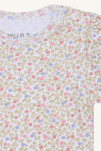 Detailansicht Blumenmuster und Ärmel vom Hust&Claire Britt Blooming Body aus GOTS Baumwolle, Bärechind Winterthur, Zürich, Schweiz.