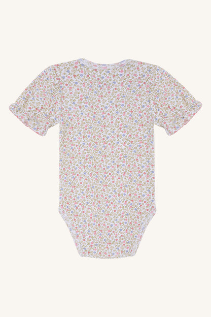 Unterer Bodybereich mit Druckknöpfen vom Hust&Claire Britt Blooming Body aus GOTS-zertifizierter Baumwolle, im Bärechind Winterthur, Zürich, Schweiz.