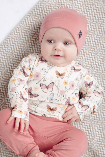 Baby trägt Hust&Claire Bambus Langarm Body mit Schmetterlingsprint im Bärechind Kinderladen Winterthur, Zürich, Schweiz.