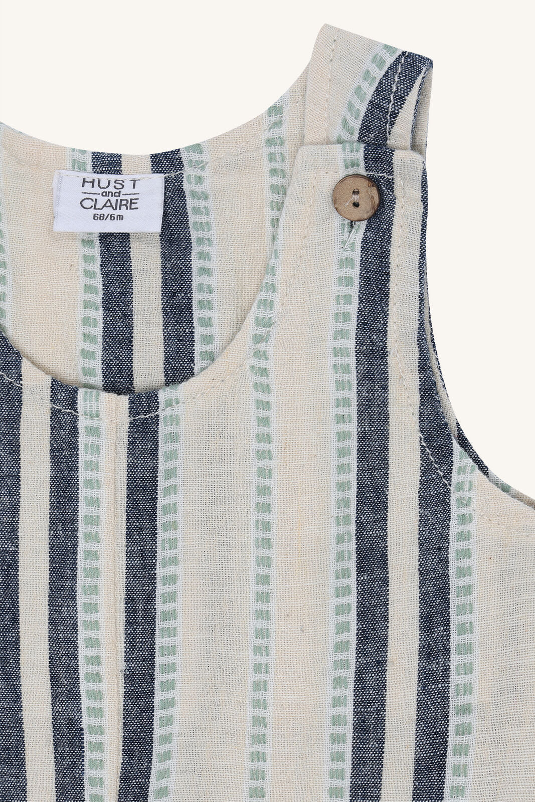 Detailansicht Streifenmuster vom Hust&Claire Mik Holiday Shorts Strampler aus Leinen und Baumwolle, im Bärechind Winterthur, Zürich, Schweiz.
