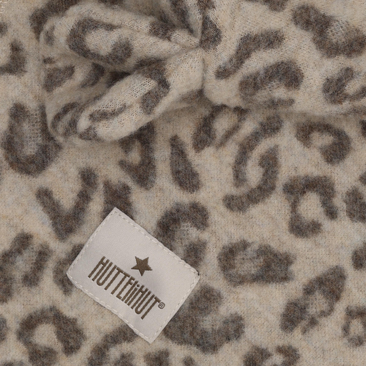 Merino Schlupfmütze mit Bärenohren und Leopardenprint von Huttelihut, Detailansicht aus dem Bärechind Sortiment