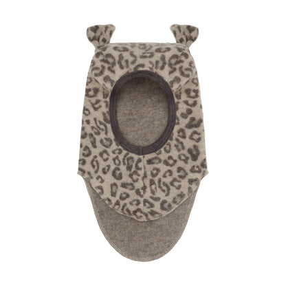 Seitenansicht der Merino Schlupfmütze mit Bärenohren und Leopardenprint