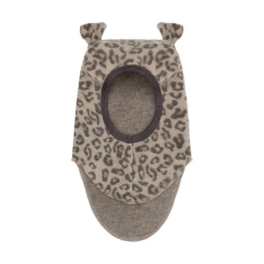 Seitenansicht der Merino Schlupfmütze mit Bärenohren und Leopardenprint