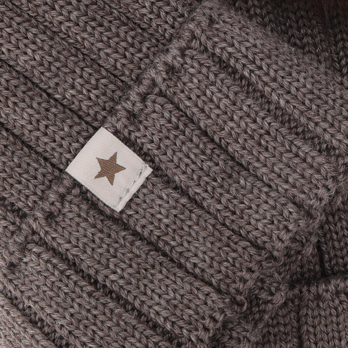 Merino Strickmütze mit Bommeln von Huttelihut, Detailansicht aus dem Bärechind Sortiment