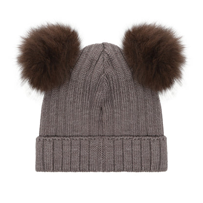 Rückansicht der Merino Strickmütze mit Bommeln in Brown