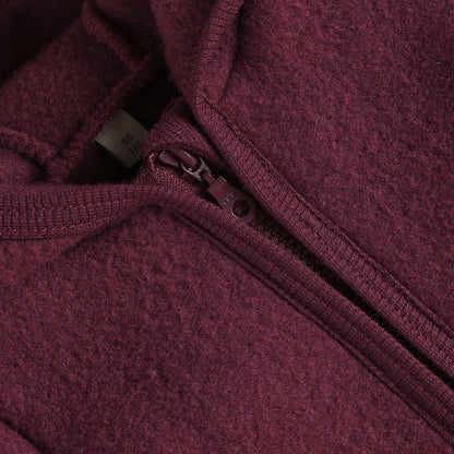 Seitenansicht der Merino Wollfleece Jacke in Burgundy