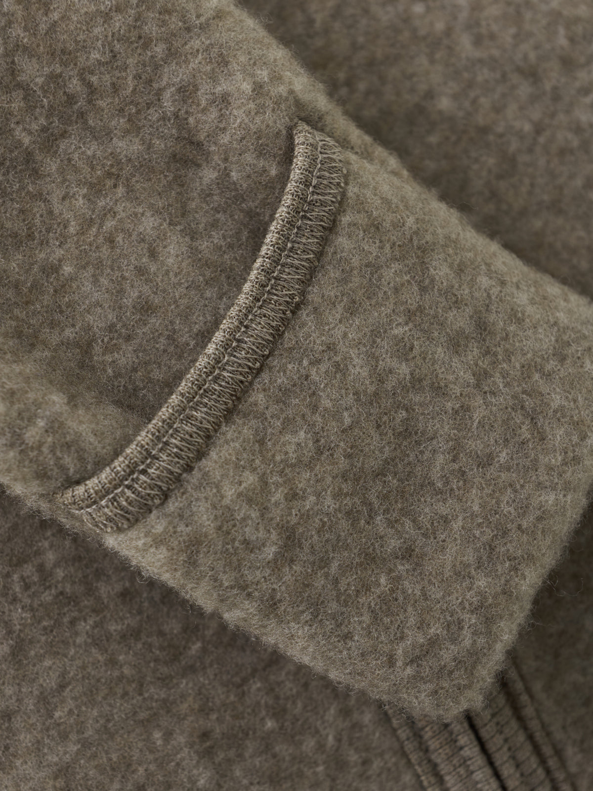 Detailansicht des Merino Wollfleece Overalls aus dem Bärechind Sortiment