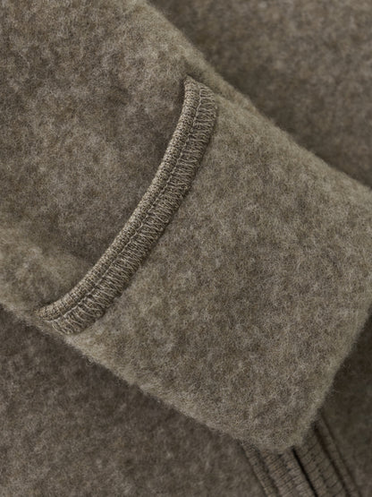 Detailansicht des Merino Wollfleece Overalls aus dem Bärechind Sortiment