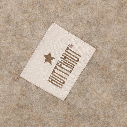 Merino Wollfleece Schlupfmütze von Huttelihut, Detailansicht aus dem Bärechind Sortiment