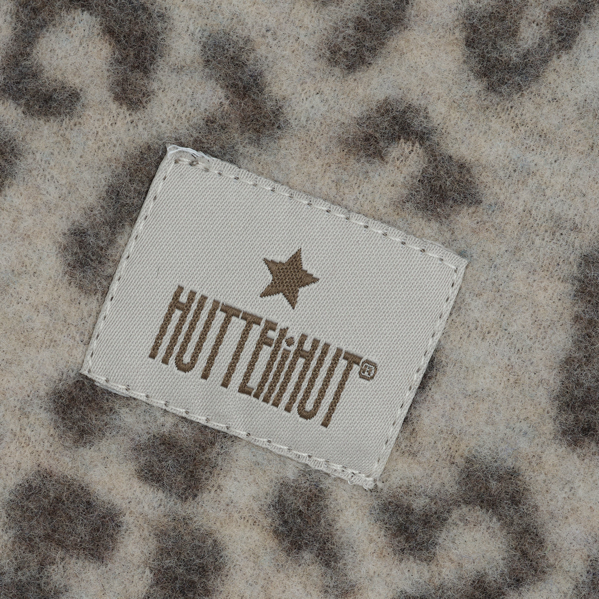 Merino Wollfleece Schlupfmütze mit Leopardenprint von Huttelihut, Detailansicht aus dem Bärechind Sortiment