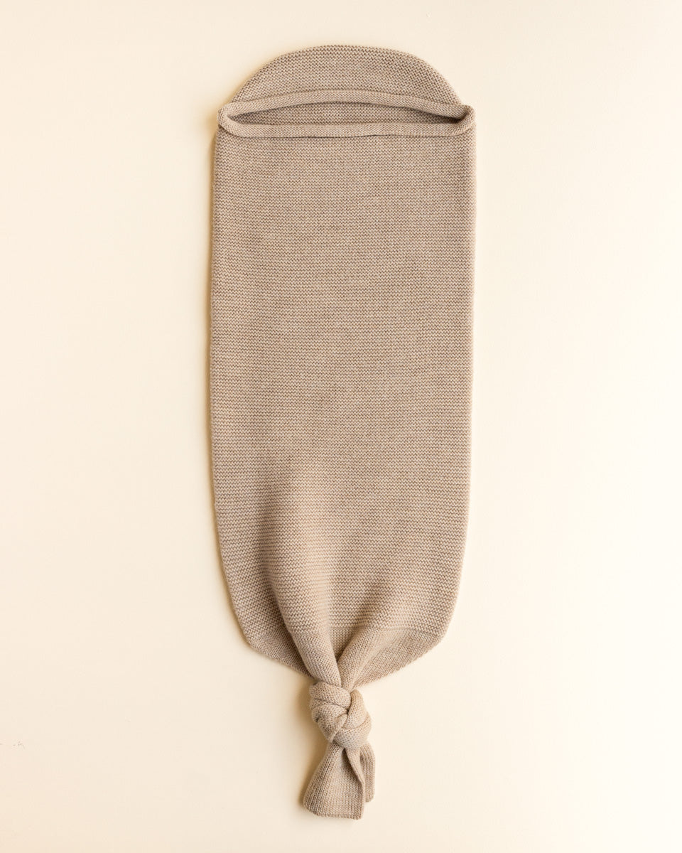 Hvid Baby Cocoon in Sand aus 100% Merinowolle