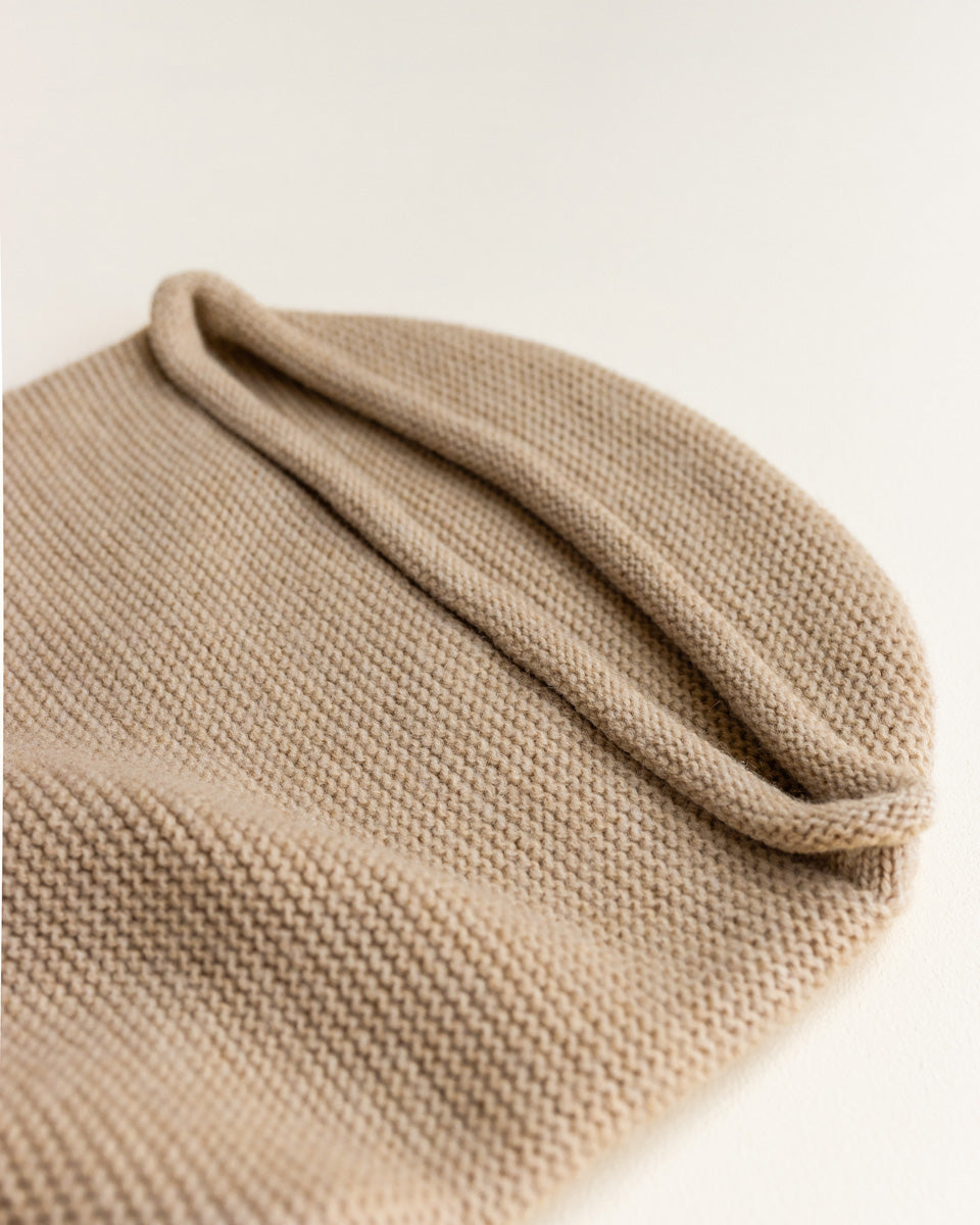 Gestrickter Cocoon für Neugeborene im hellen Farbton Sand