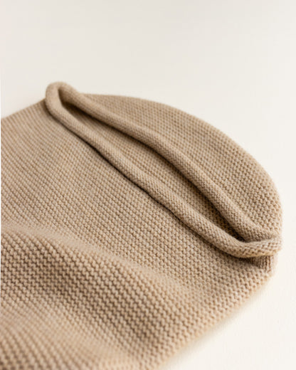 Gestrickter Cocoon für Neugeborene im hellen Farbton Sand