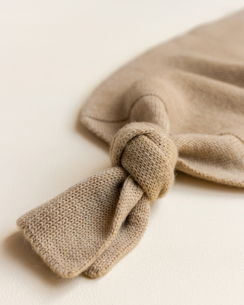 Merino Cocoon von Hvid in Sand mit verstellbarem Knoten