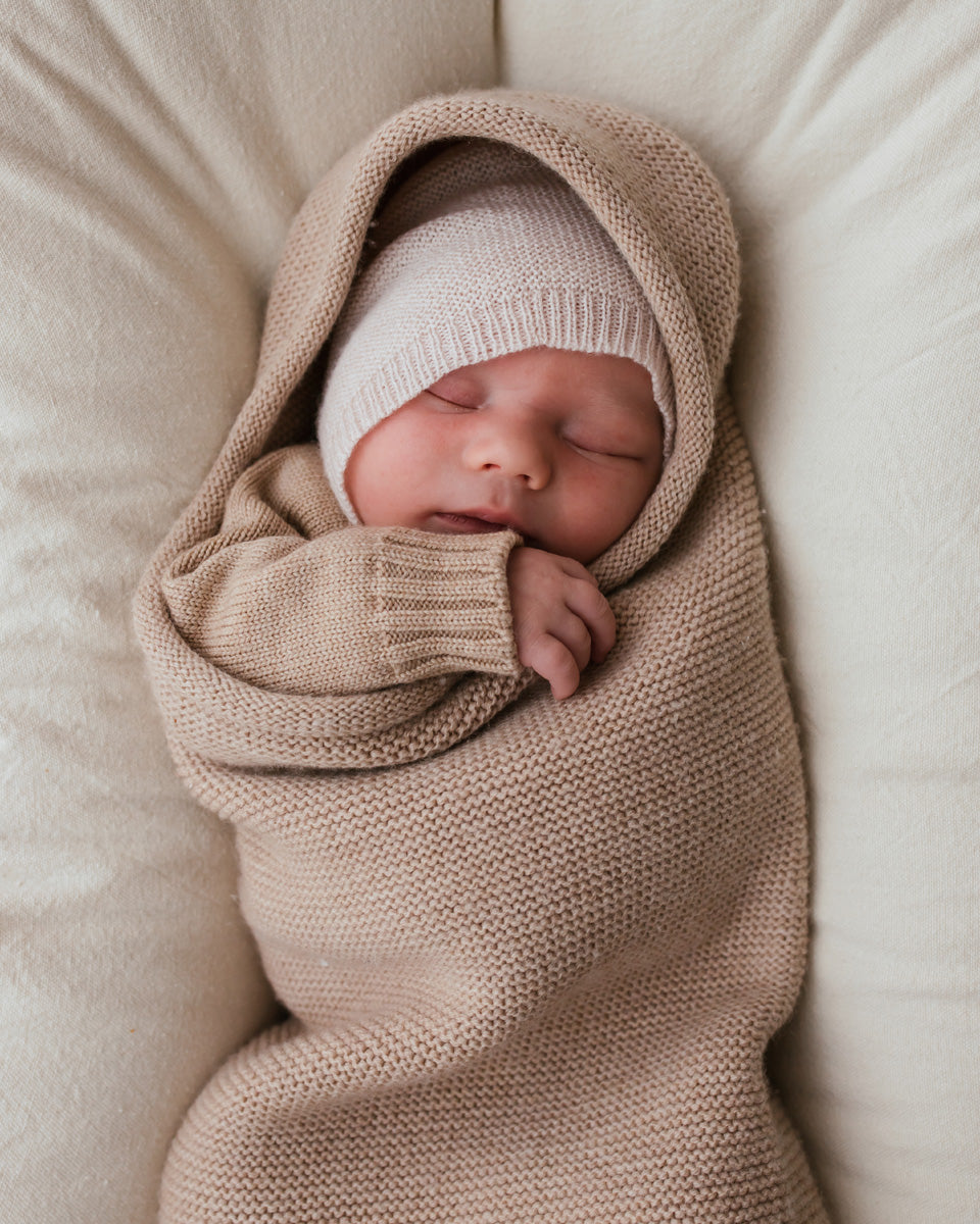 Weicher Baby Cocoon aus Merinowolle in Sand, hergestellt in Belgien