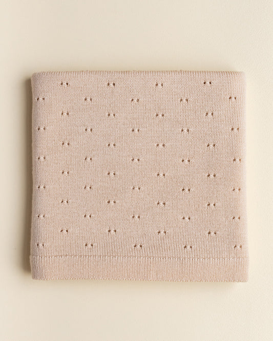 Hvid Babydecke Bibi in Beige aus 100% Merinowolle mit zartem Ajour-Muster