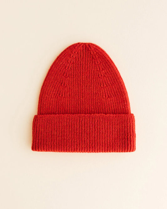 Rote Hvid Fonzie Beanie für Erwachsene aus 100 % Merinowolle mit breitem Umschlag. Wollmütze im Bärechind Winterthur, Zürich, Schweiz.