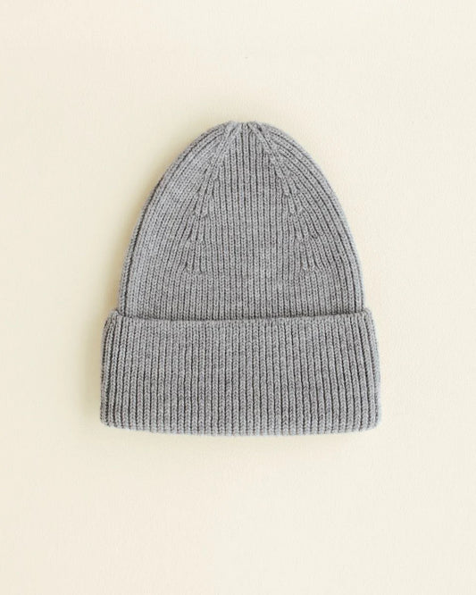 Graue Hvid Fonzie Beanie aus Merinowolle für Babys und Kinder, erhältlich bei Bärechind