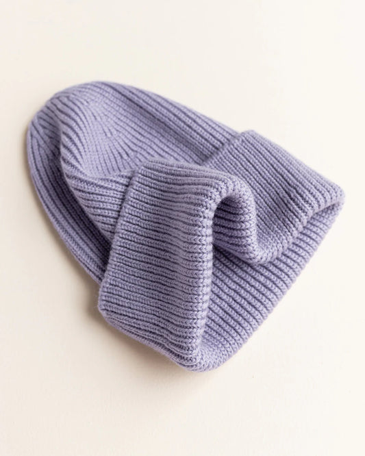 Lila Hvid Fonzie Beanie aus Merinowolle für Babys und Kinder, erhältlich bei Bärechind