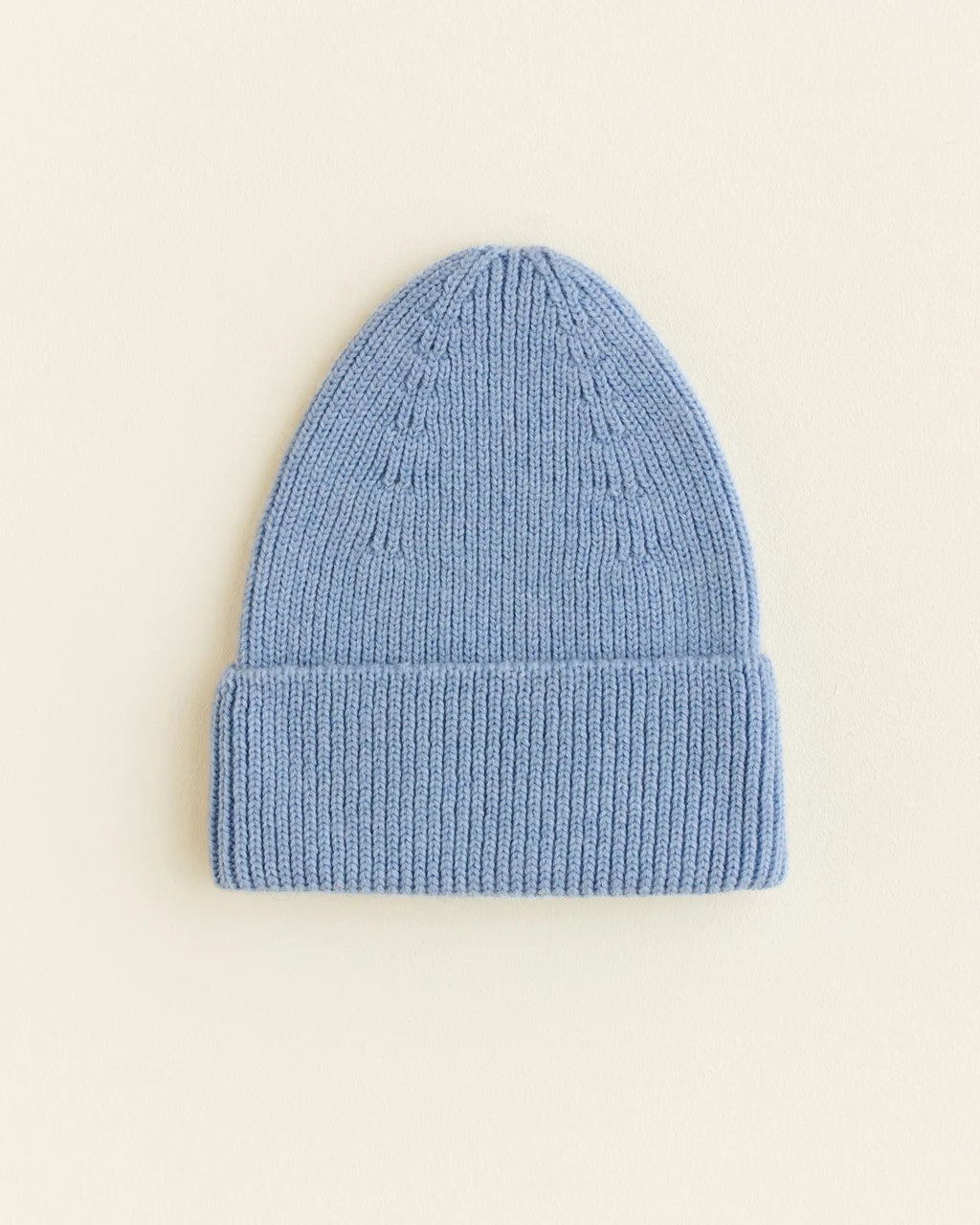 Hellblaue Hvid Fonzie Beanie aus 100 % Merinowolle mit breitem Umschlag. Weiche Babymütze und Kindermütze im Bärechind Winterthur, Zürich, Schweiz.