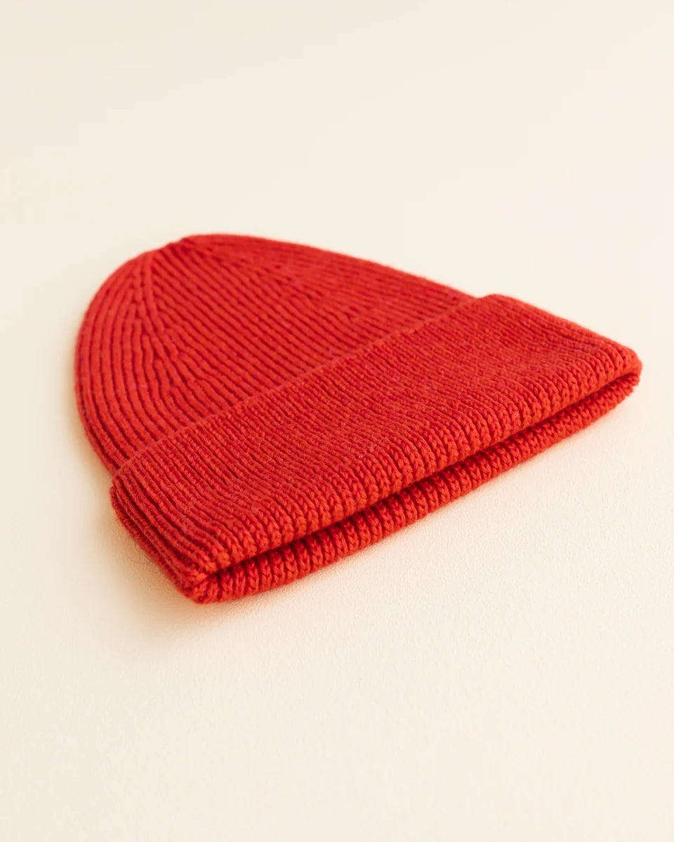 hvid-fonzie-beanie-rot-seitenansicht-baerechind-winterthur