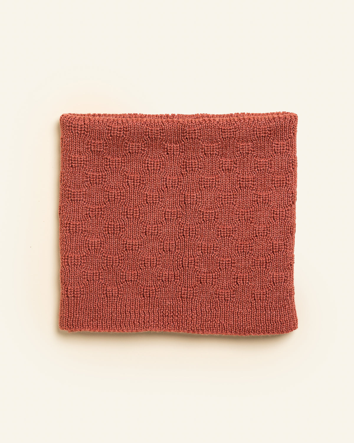 Gefalteter Loop Schal in Wild Berry, Strickstruktur aus Oeko-Tex zertifizierter Merinowolle im Detail