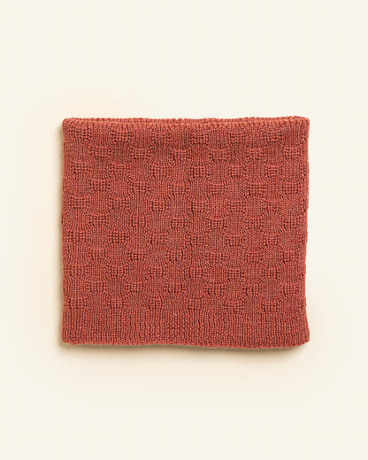 Gefalteter Loop Schal in Wild Berry, Strickstruktur aus Oeko-Tex zertifizierter Merinowolle im Detail