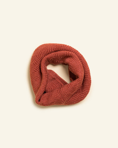 Gigi Loop Schal von Hvid in Wild Berry aus Merinowolle, locker gedreht mit feinem Rippenmuster