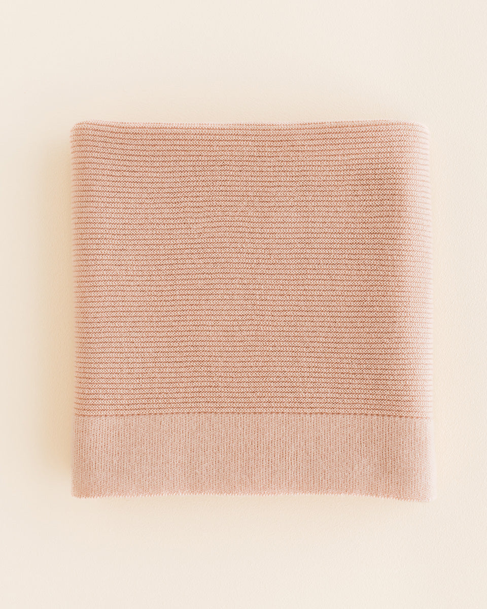 Hvid Merino Babydecke Gust in Apricot, gestrickt aus mulesingfreier Wolle, erhältlich im Bärechind in Winterthur, Zürich Schweiz.