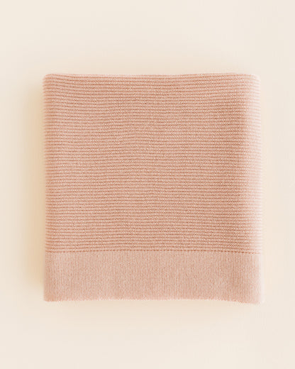 Hvid Merino Babydecke Gust in Apricot, gestrickt aus mulesingfreier Wolle, erhältlich im Bärechind in Winterthur, Zürich Schweiz.
