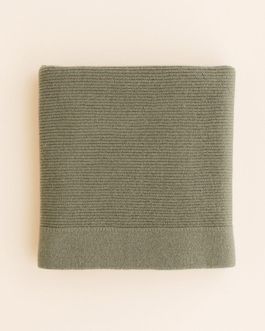 Hvid Merino Babydecke Gust in Artichoke Grün, gestrickt aus Merinowolle, erhältlich im Bärechind in Winterthur, Zürich Schweiz.