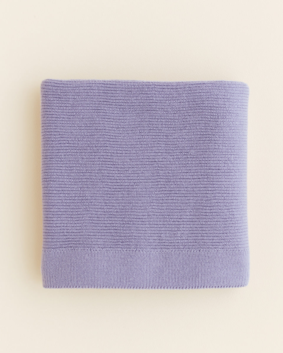 Hvid Merino Babydecke Gust in Lilac, gestrickt aus 100% Merinowolle, erhältlich im Bärechind in Winterthur, Zürich Schweiz