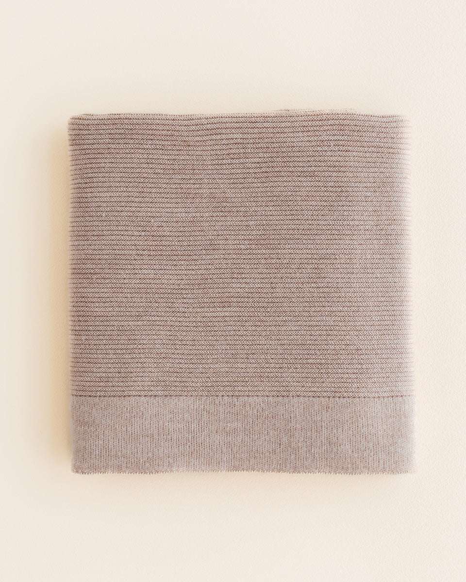 Hvid Merino Babydecke Gust in Sand, gestrickt aus Merinowolle, erhältlich im Bärechind in Winterthur, Zürich Schweiz.