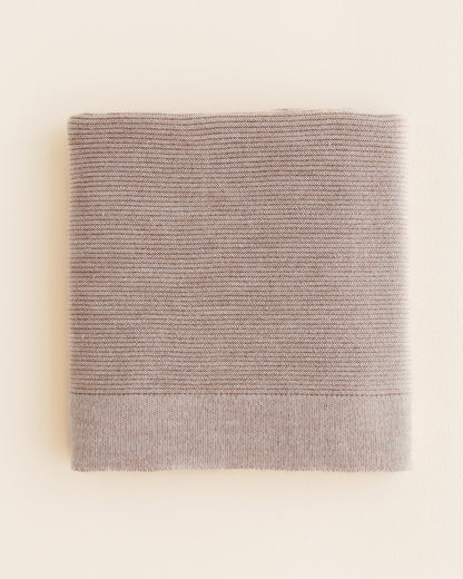 Hvid Merino Babydecke Gust in Sand, gestrickt aus Merinowolle, erhältlich im Bärechind in Winterthur, Zürich Schweiz.