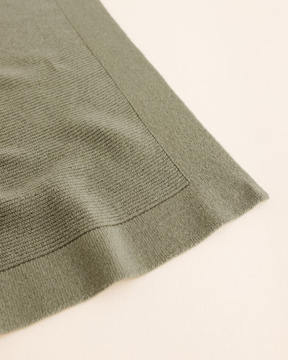 Detailaufnahme Hvid Merino Babydecke Gusto in Artichoke Grün, erhältlich im Bärechind in Winterthur, Zürich Schweiz.