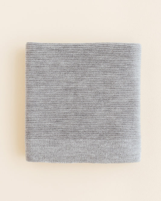 Hvid Merino Babydecke Gusto in Grey Melange, gestrickt aus 100% Merinowolle, erhältlich im Bärechind in Winterthur, Zürich Schweiz.