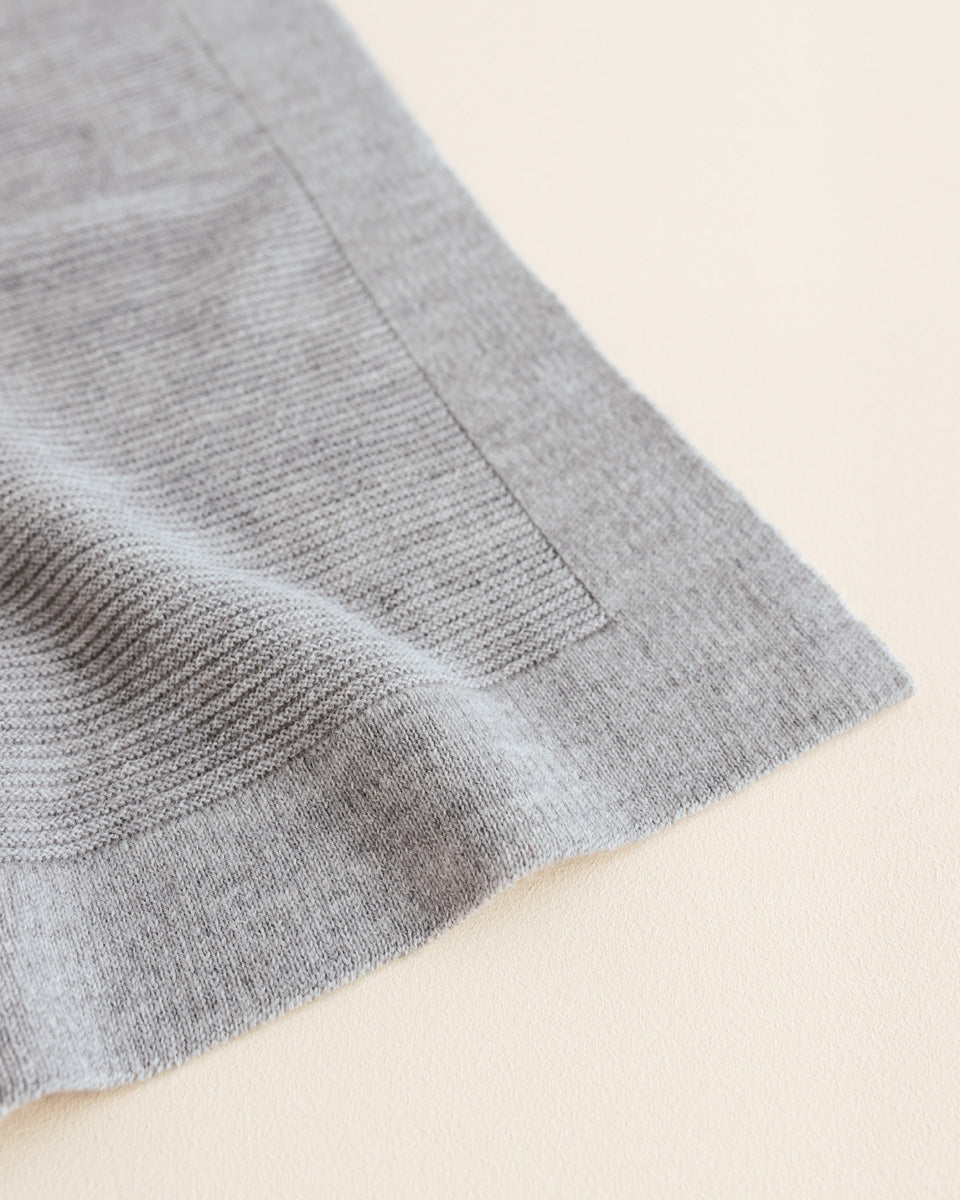 Detailaufnahme der Hvid Merino Babydecke Gusto in Grey Melange, erhältlich im Bärechind in Winterthur, Zürich Schweiz.
