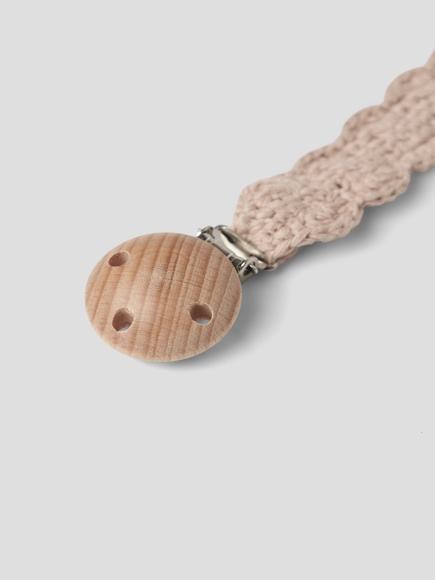 Detailaufnahme der Hvid Schnullerkette Nino aus beiger Merinowolle mit Holzclip. Erhältlich im Bärechind Winterthur.