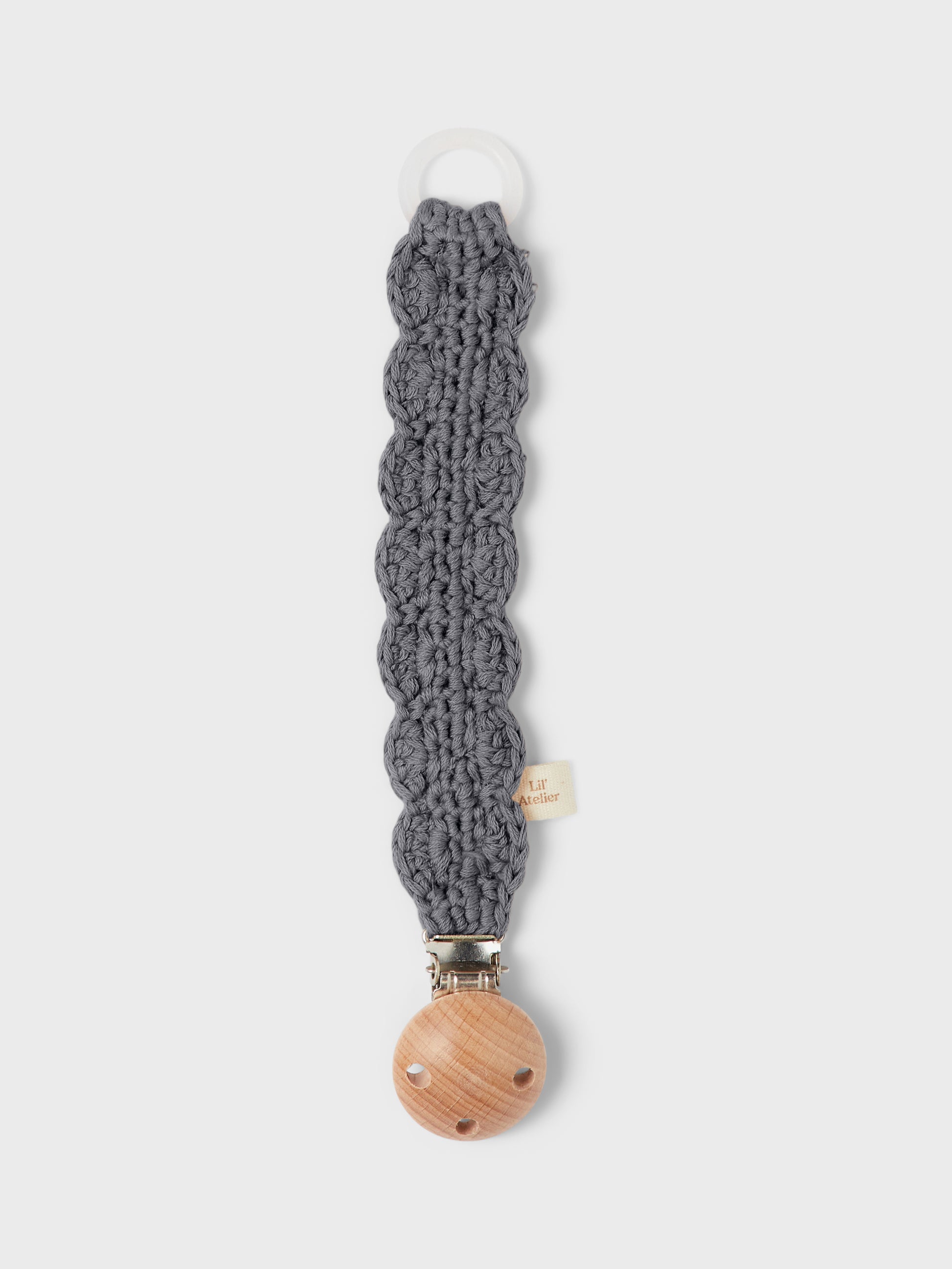Die Hvid Schnullerkette Nino aus grauer Merinowolle mit Holzclip in der Gesamtansicht. Erhältlich im Bärechind Winterthur.