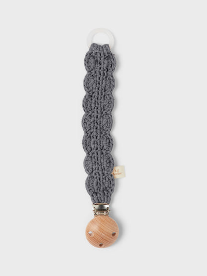 Die Hvid Schnullerkette Nino aus grauer Merinowolle mit Holzclip in der Gesamtansicht. Erhältlich im Bärechind Winterthur.