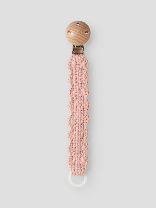 Die Schnullerkette Nino von Hvid aus rosafarbener Merinowolle mit Holzclip ist ein hochwertiges Babyaccessoire und im Bärechind Winterthur erhältlich.