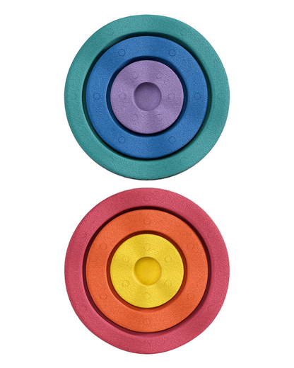 Stapelstein Inside rainbow Set – bunte Elemente als turmartige Spielstruktur aufgebaut