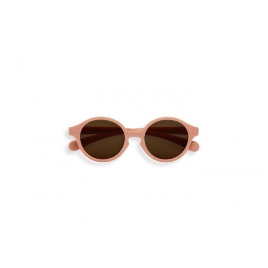 Nachhaltige IZIPIZI Baby Sonnenbrille in Apricot für 0–9 Monate mit 100 % UV-Schutz – erhältlich im Bärechind Kinderladen in Winterthur, Zürich