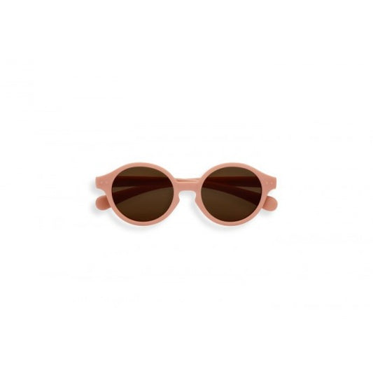 Nachhaltige IZIPIZI Baby Sonnenbrille in Apricot für 0–9 Monate mit 100 % UV-Schutz – erhältlich im Bärechind Kinderladen in Winterthur, Zürich