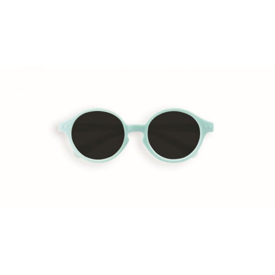Nachhaltige IZIPIZI Baby Sonnenbrille in Aqua Green für 0–9 Monate mit 100% UV-Schutz, erhältlich im Bärechind in Winterthur, Zürich, Schweiz